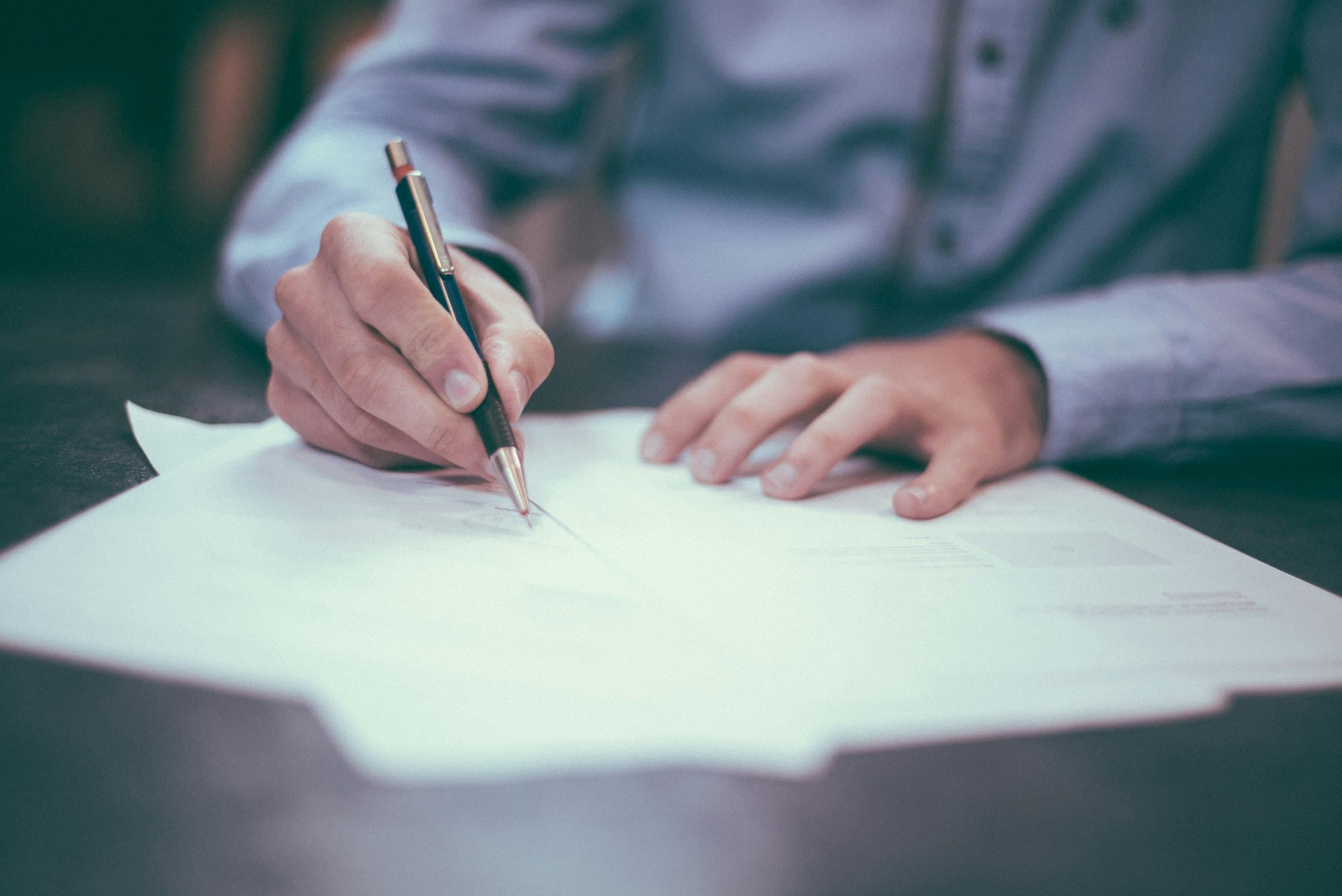 Firma de contrato inmobiliario en despacho